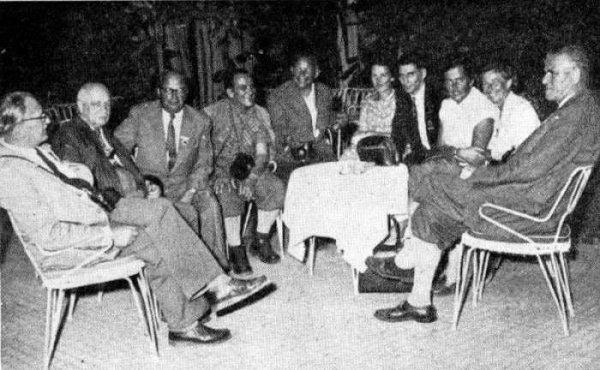 En attente du repas sur le parvis de l'Institut Darwin, lors du premier congrés sur les Nasins en 1953